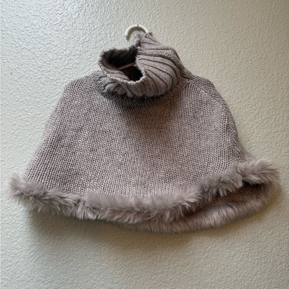 LUC H&M kids Gray Knit Poncho/cape with Faux Fur Trim sweater material sz 4-8
